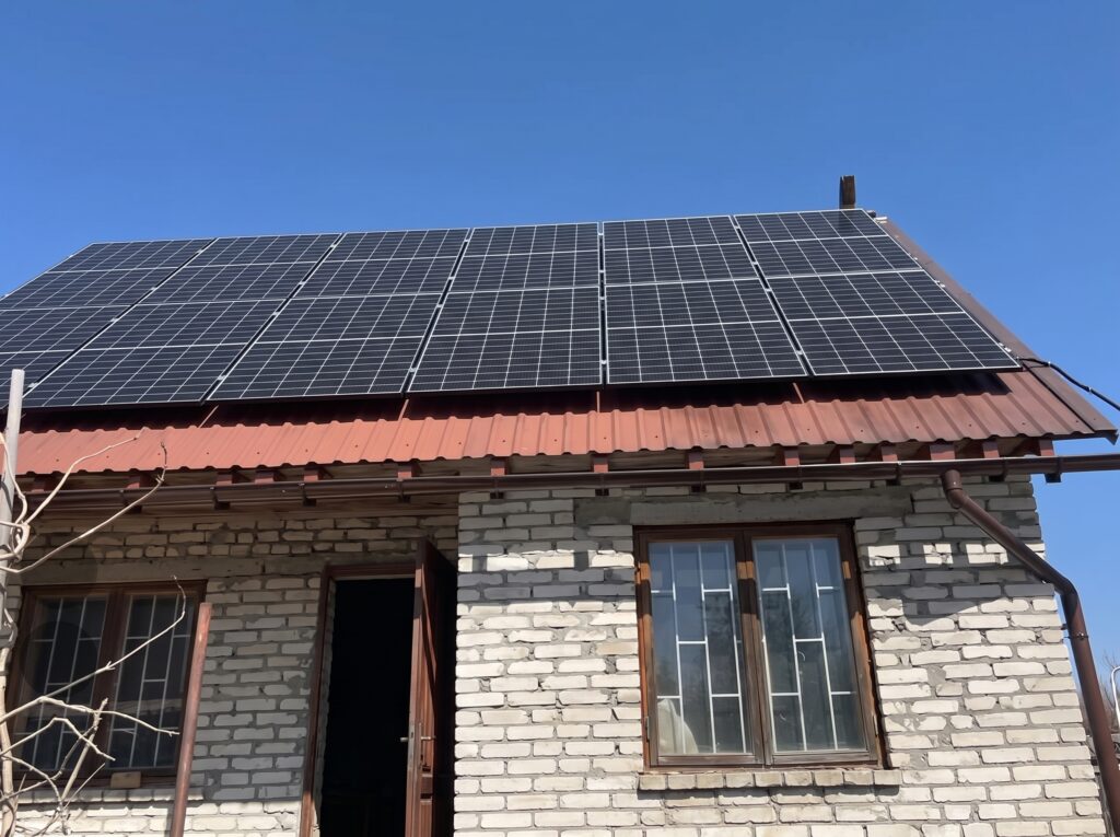Сонячні панелі 10 кВт на даху приватного будинку з трьома типами покриття