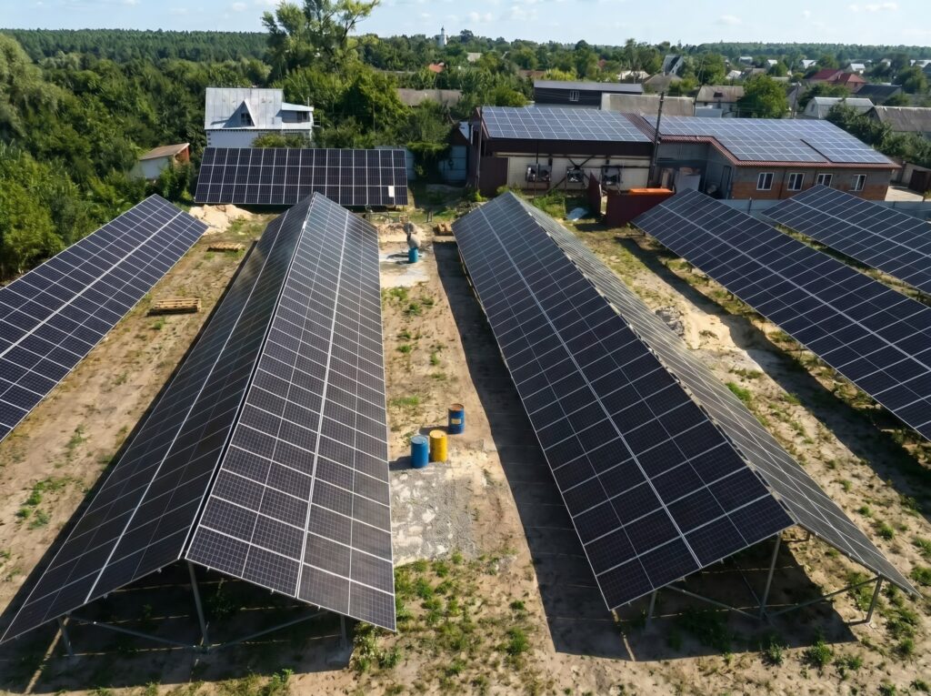 Промислова сонячна станція 500 кВт: наземна конструкція схід-захід «будиночком» і дахова південна частина