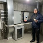 Опалювана шафа з інвертором і АКБ на технічному поверсі багатоповерхівки для резервного живлення ліфта