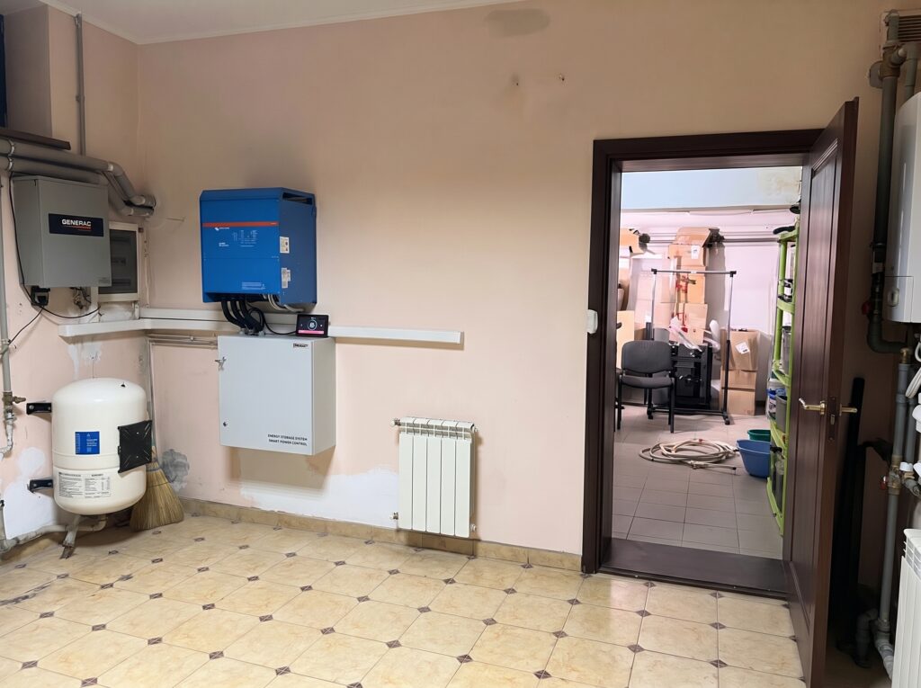 Інвертор Victron 12 кВт, накопичувачі Pylontech 50 кВт·год та АВР Generac для приватного будинку