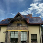 Сонячні панелі на керамічній черепиці приватного будинку — гібридна станція 13 кВт за схемою «книжка»