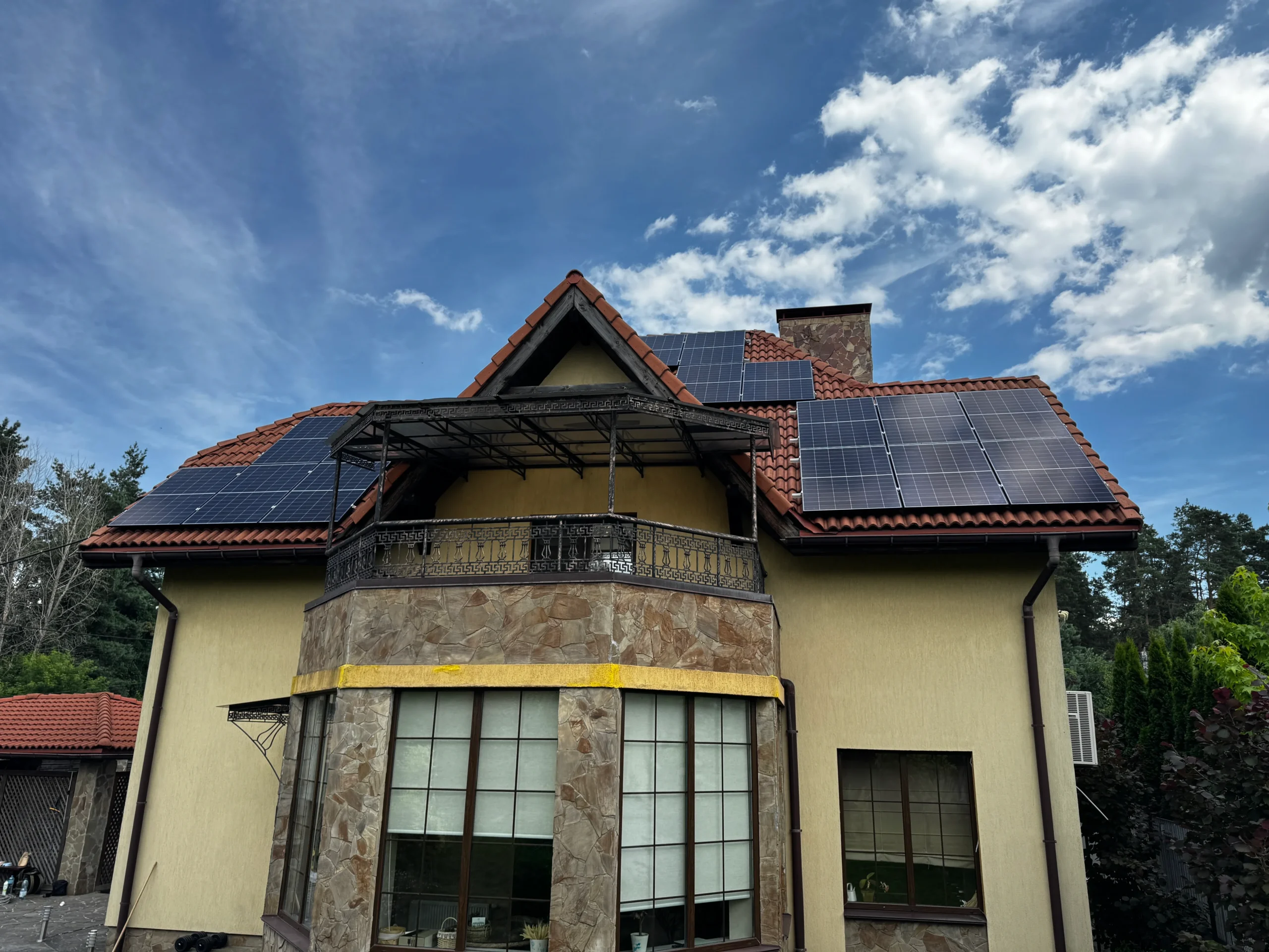 Сонячні панелі на керамічній черепиці приватного будинку — гібридна станція 13 кВт за схемою «книжка»
