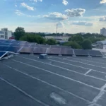 Ряди сонячних панелей на баластній системі на бітумному даху — станція 40 кВт для бізнесу