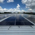 Промислова сонячна станція 317 кВт — ряди панелей на даху заводу