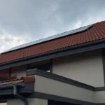 Сонячні панелі розміщені з різних боків керамічного даху для рівномірної генерації