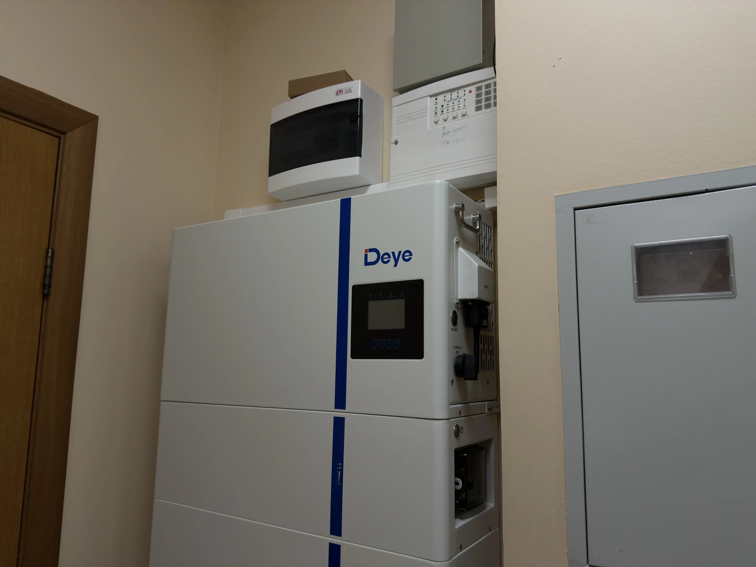 Компактний моноблок Deye 20 кВт·год із закритою конструкцією у дитячому садку